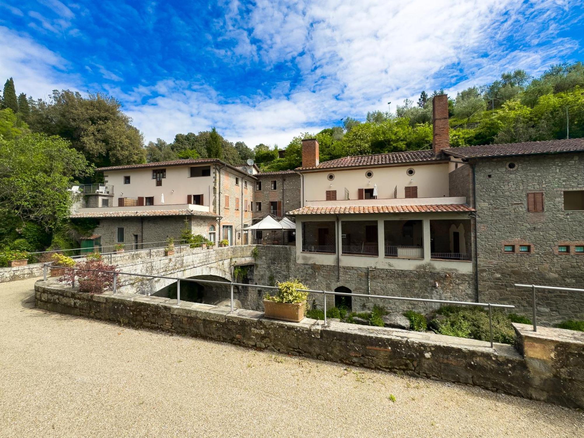 La Ferriera Exclusive Resort - Pool & Waterfall Loro Ciuffenna Luaran gambar